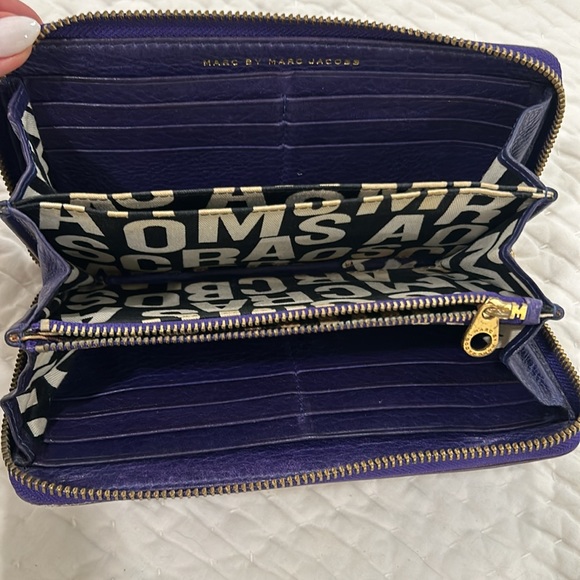 Marc by Marc Jacob’s leather wallet with zip around closure - Picture 2 of 12